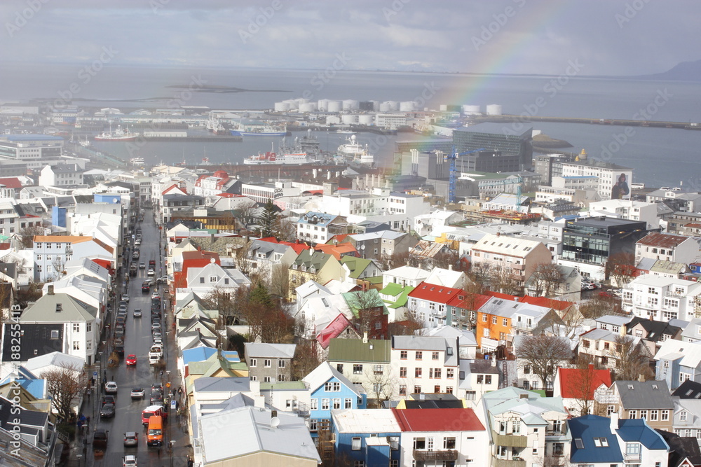 Regenbogen über Reykjavik