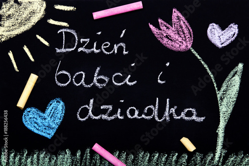 Wallpaper Mural Laurka z okazji Dnia Babci i Dziadka narysowana kolorową kredą na tablicy szkolnej Torontodigital.ca