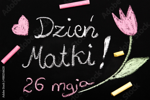 Kolorowa laurka z okazji Dnia Matki narysowana kredą na tablicy szkolnej. 