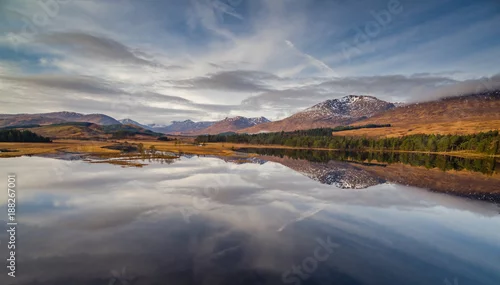 Obraz widok krajobrazowy szkocji i loch tulla w odległych górach Szkocji zimą z lotu ptaka w panoramicznym krajobrazie foramt