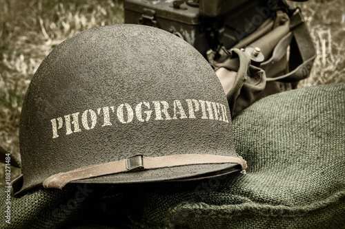Tableau sur toile Old helmet of a war photographer