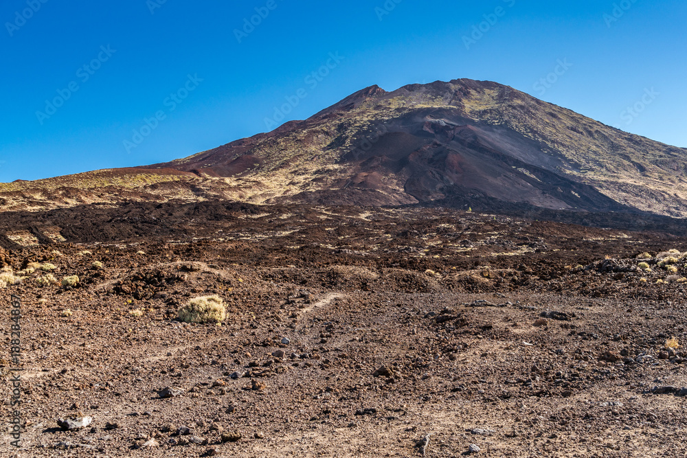 Ausgetrocknete Lavalandschaft am Vulkan Teide auf Teneriffa