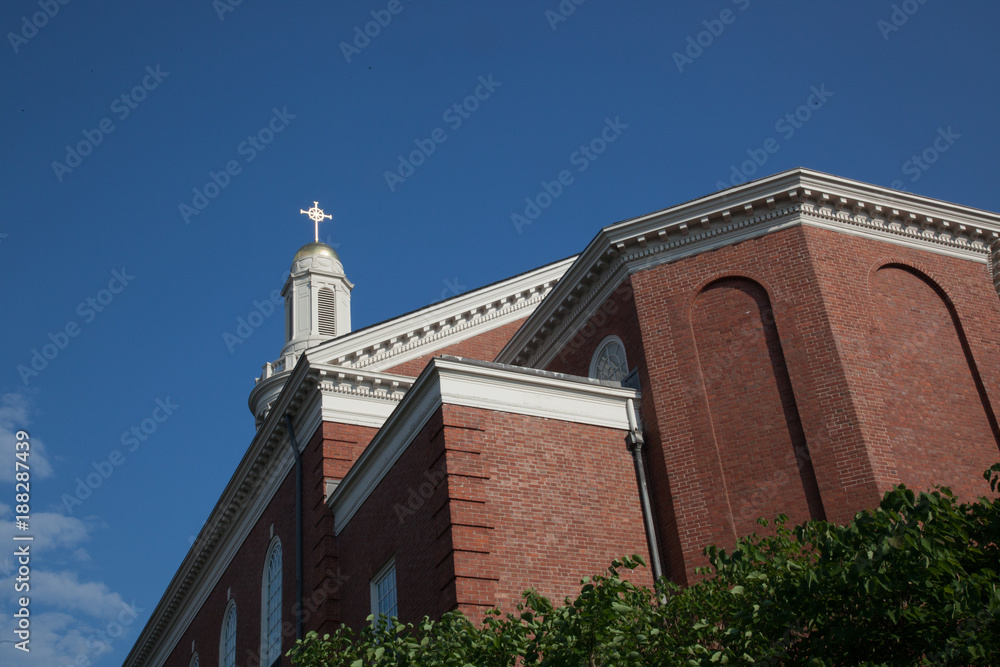 Obraz premium Brick church with a cross on the steeple