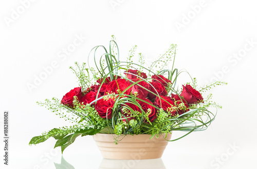 Fotografia Decorative Bouquet of Red Roses in a Ceramic Container