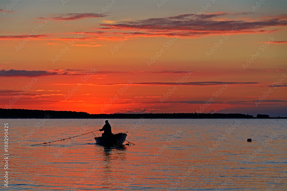 Fischerboot im Sonnenuntergang vor Prerow
