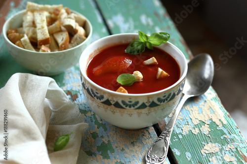 томатный крем суп с сухариками и базиликом
