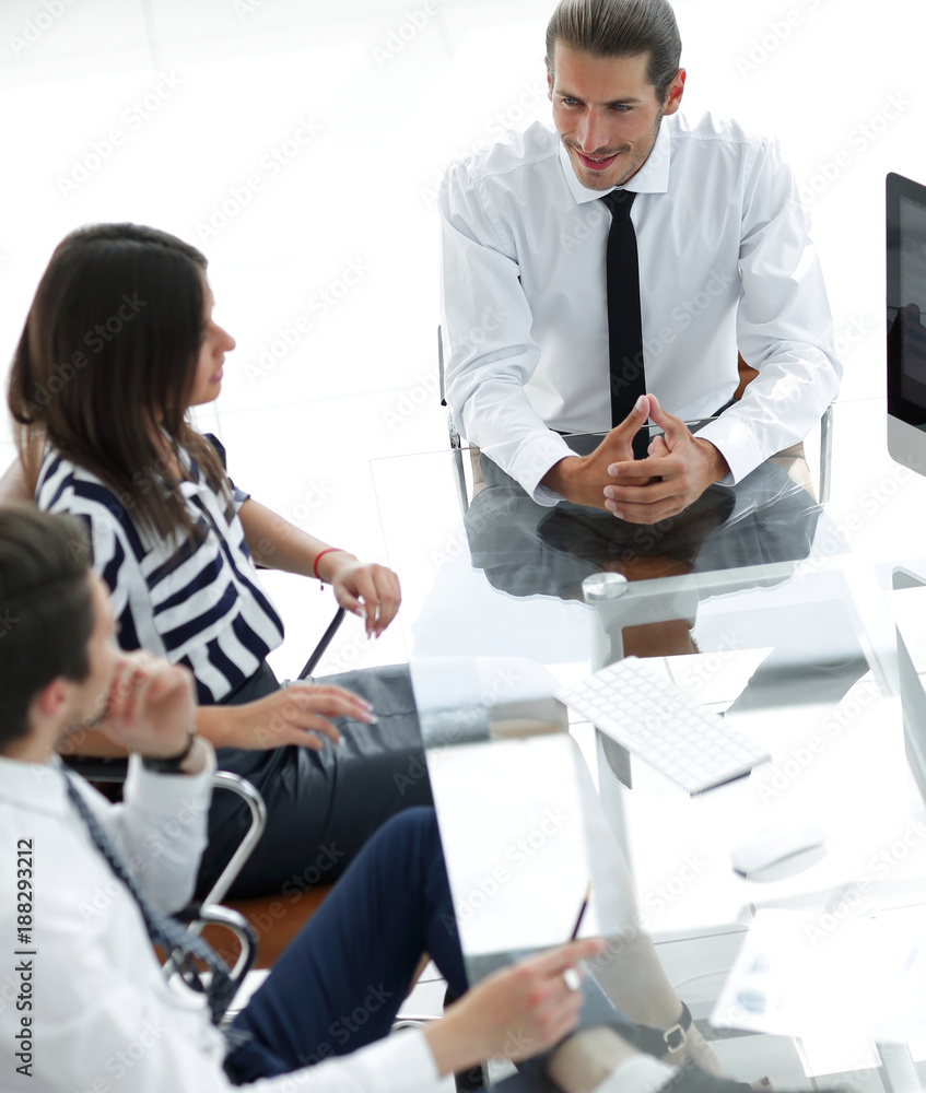 Fototapeta premium businessman rolls his meeting with the business team
