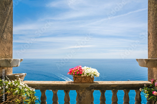 Fotografia beautiful sea view in the town of Positano from antique terrace with flowers, Am