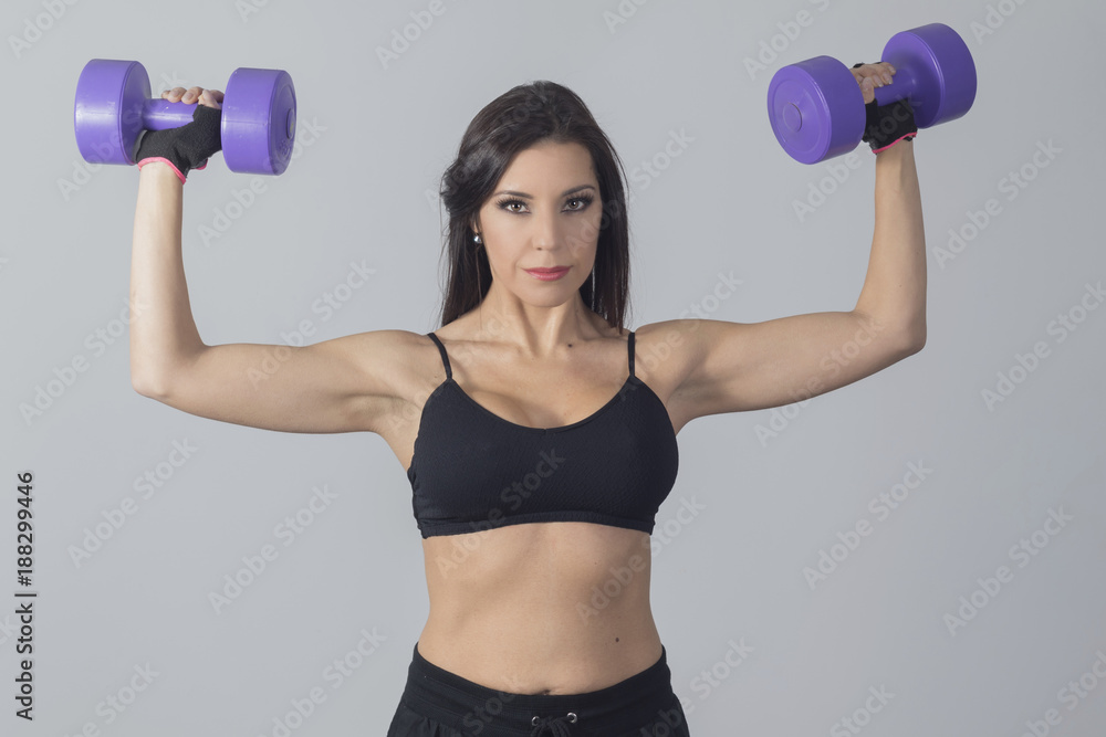 Bella mujer con pesas Bella mujer con pesas