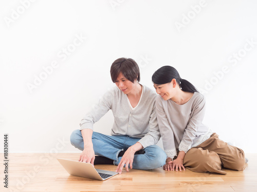 一緒にパソコンを使うカップル