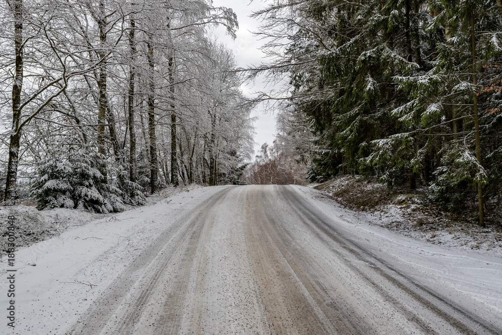 Obraz premium A snowy street near Studnice