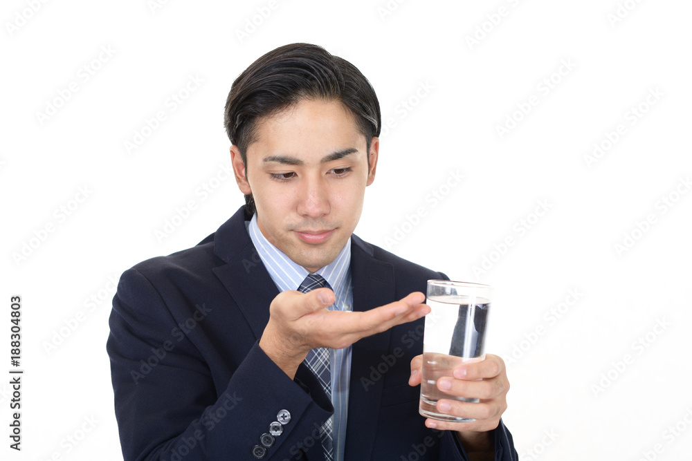 サプリメントを飲む男性 サプリメントを飲む男性