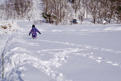 雪原を歩く子供