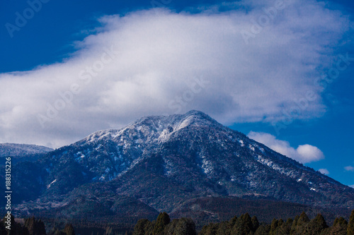 うす雪の霧島の山
