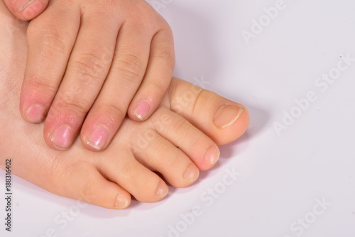 父親の手と子供の足