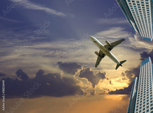 Billede på lærred airliner in sky on skyscrapers background