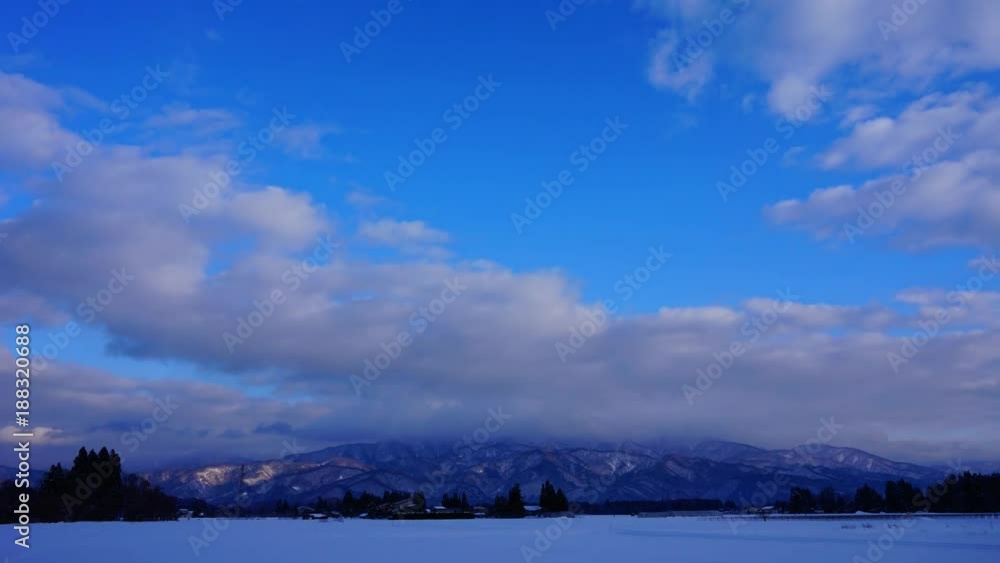 タイムラプス 冬の秋田県 青空 流れる雲 雪景色 タイムラプス 冬の秋田県 青空 流れる雲 雪景色