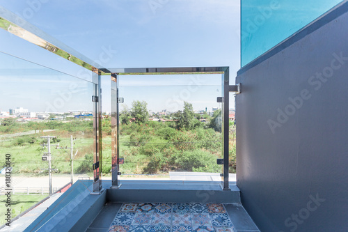 Construction modern style aluminum rail and fall protection
 tempered glass