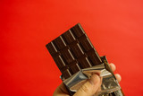 チョコレートを持つ　赤色背景