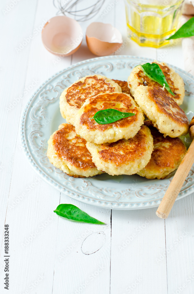 Cottage cheese pancakes with honey