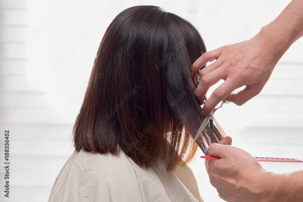 Fototapeta premium ミディアムヘアのカット