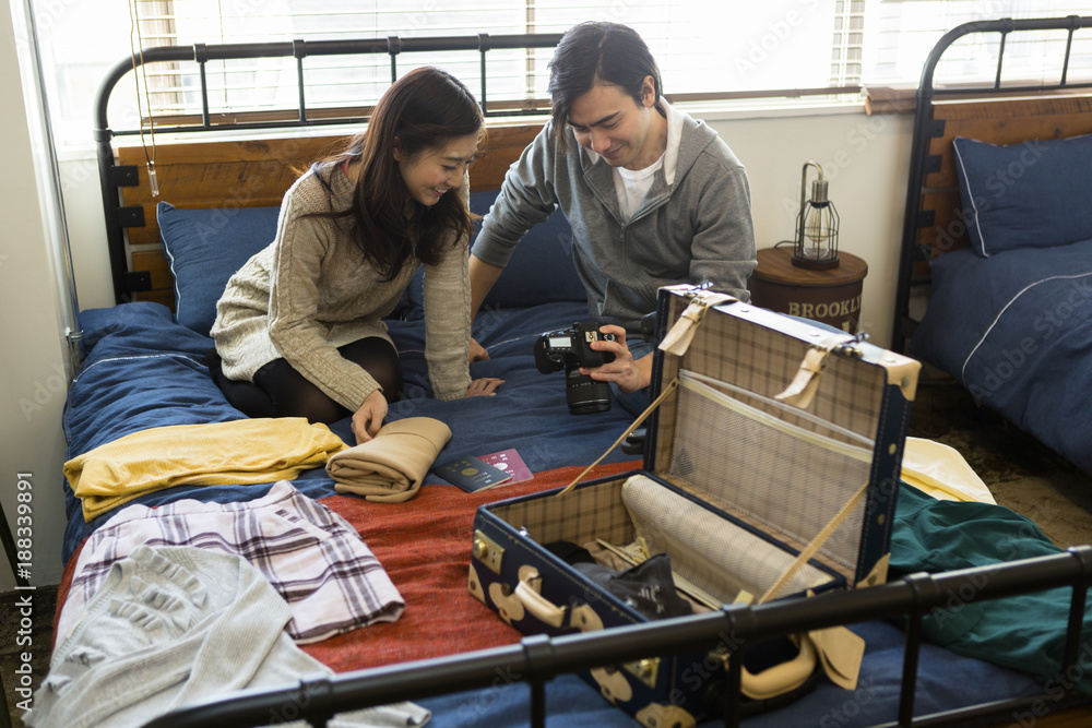 旅行の準備をする若い夫婦