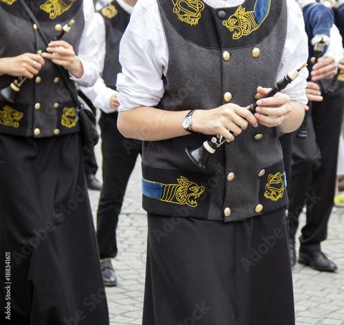 Joueuses de bombarde en costume traditionnel breton