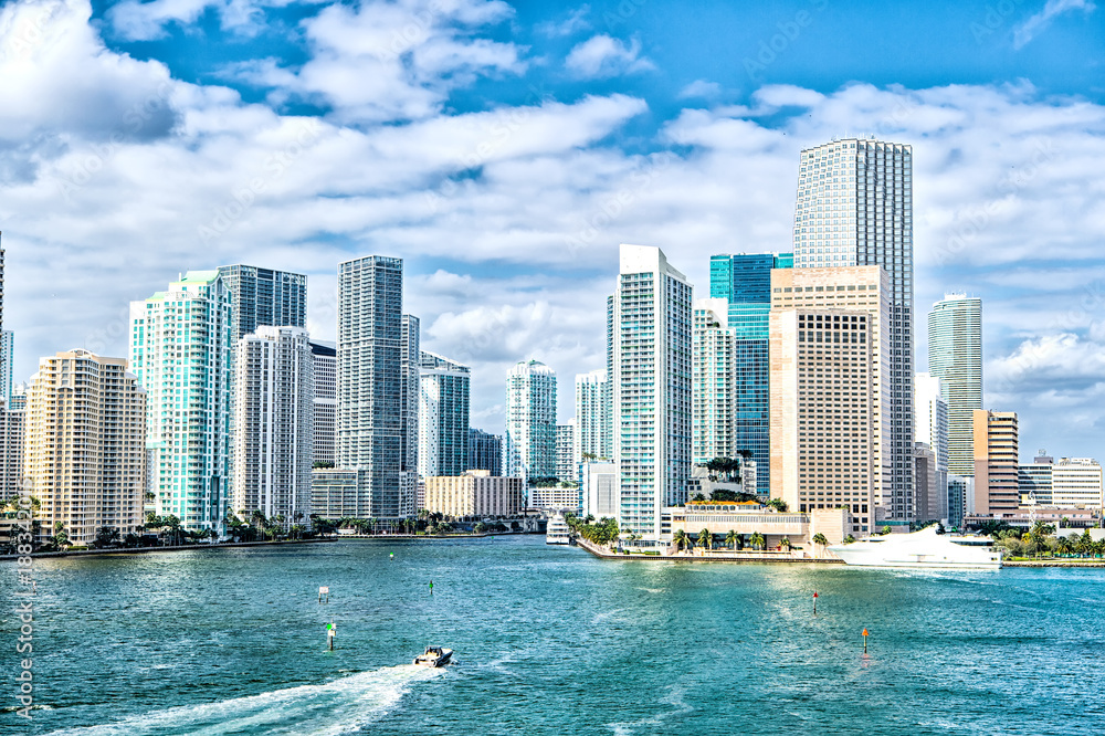 Obraz premium panoramę miami. Jachty pływają po wodzie morskiej do miasta