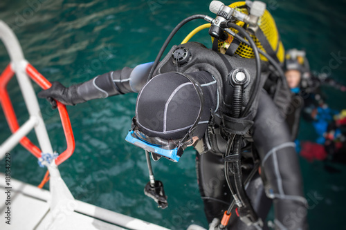 Obraz na płótnie Scuba diver getting on board w salonie