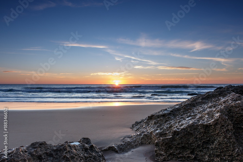 Sol ocultandose por el horizomte en las playas de Cadiz