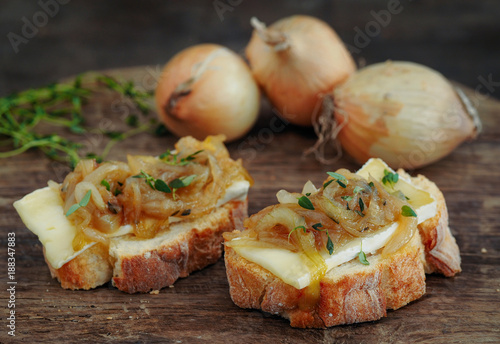 Foto Caramelized onion with brie
