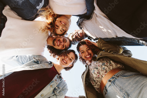 Foto Cheerful group of friends huddling outdoors