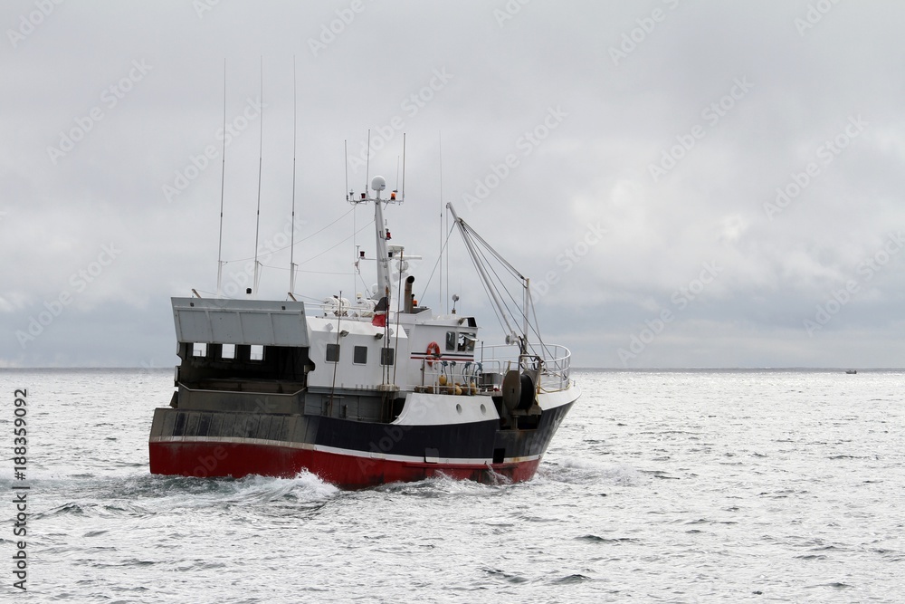 chalutiers en mer pris à contre-jour chalutiers en mer pris à contre-jour