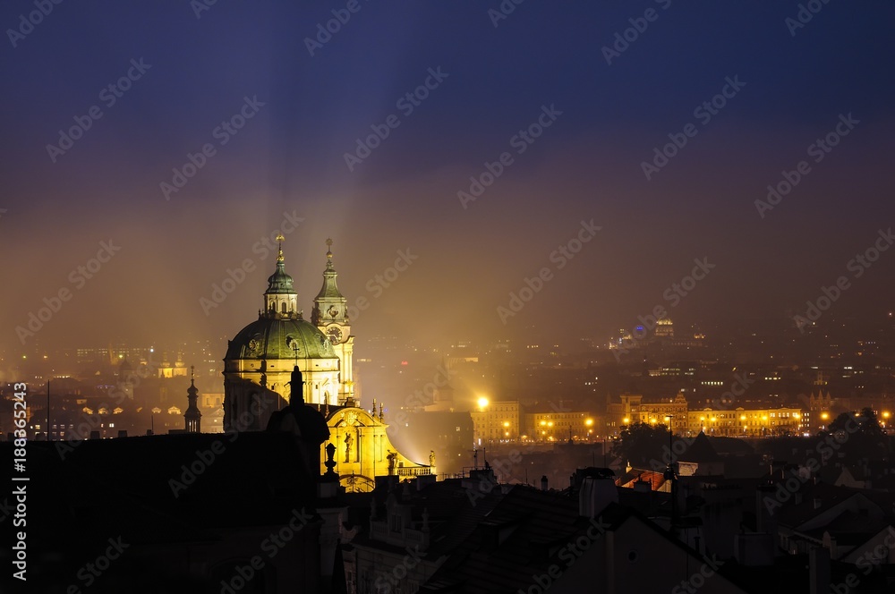Obraz premium Prague, Church of St. Nicholas, foggy evening