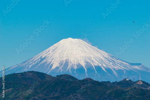 真冬の雪をかぶって堂々とした構図の白い富士山