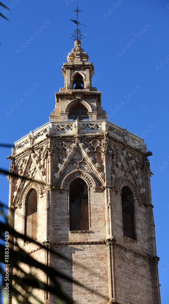 Spitze des Glockenturms El Micalet der Kathedrale von Valencia vor strahlend blauem Himmel