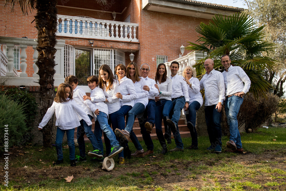 Obraz premium Whole family celebrating a party