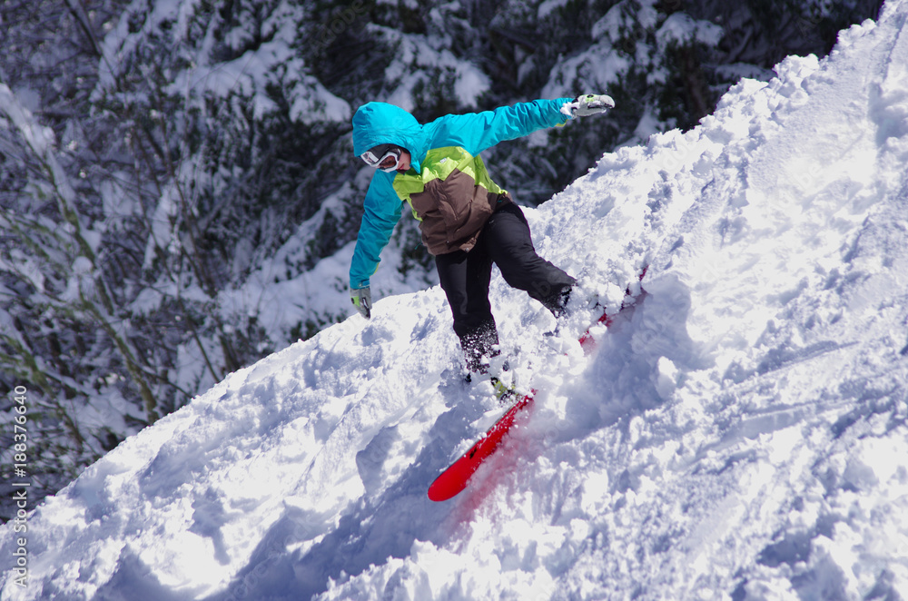 sports d'hiver - snowboardeuse