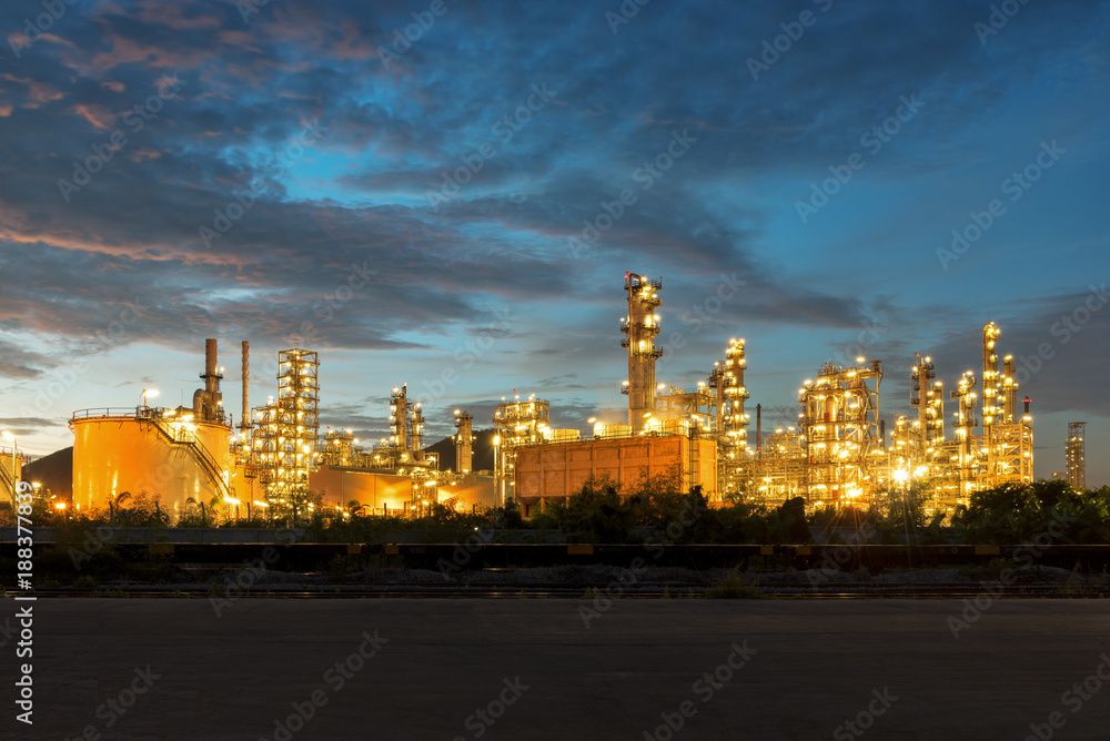 Naklejka premium Oil Refinery factory at twilight