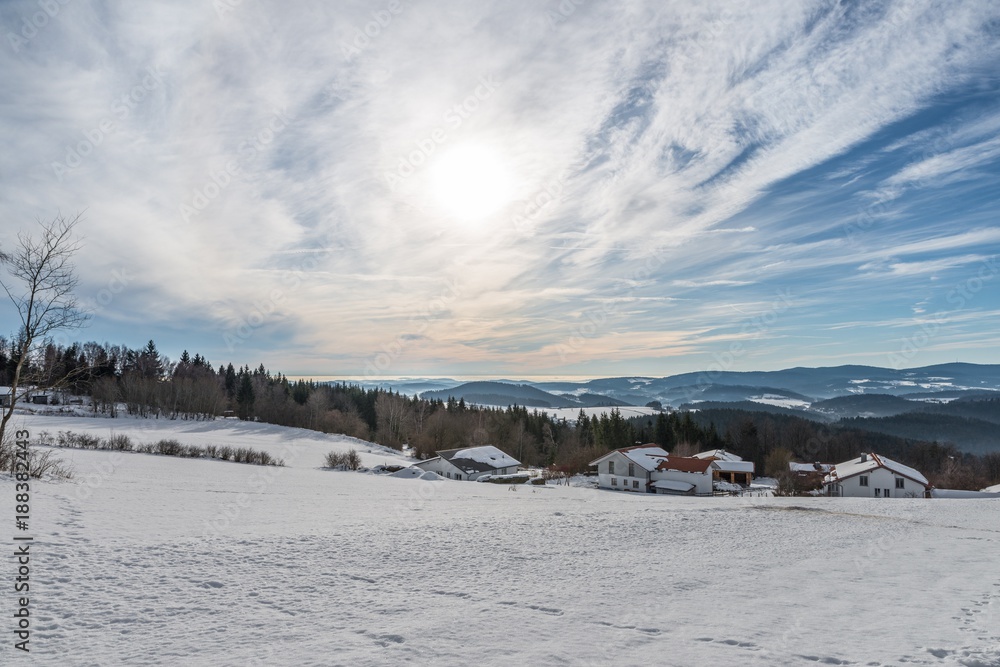 Schnee bedeckte Landschaft im Bayerischen Wald mit Blick auf die Alpen, Bayern, Deutschland 
