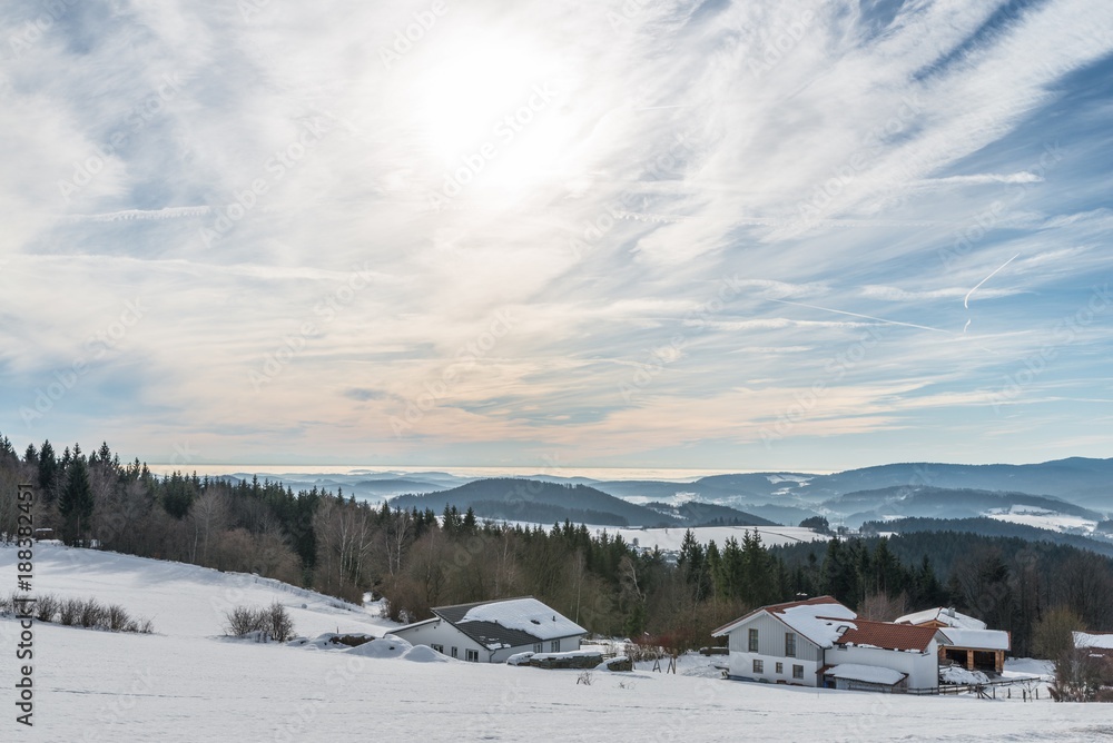 Schnee bedeckte Landschaft im Bayerischen Wald mit Blick auf die Alpen, Bayern, Deutschland 