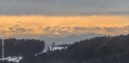 Blick auf das schneebedeckte Grafenau im Bayerischen Wald mit Blick auf die Alpen, Bayern, Deutschland