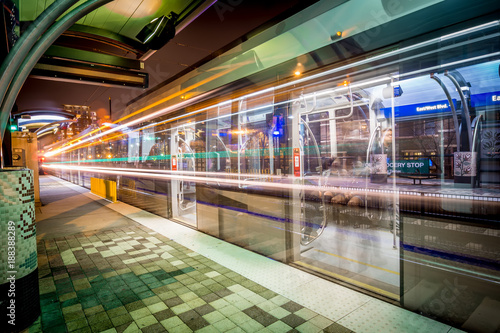 Cuadro en lienzo Charlotte City Skyline night scene with light rail system lynx train