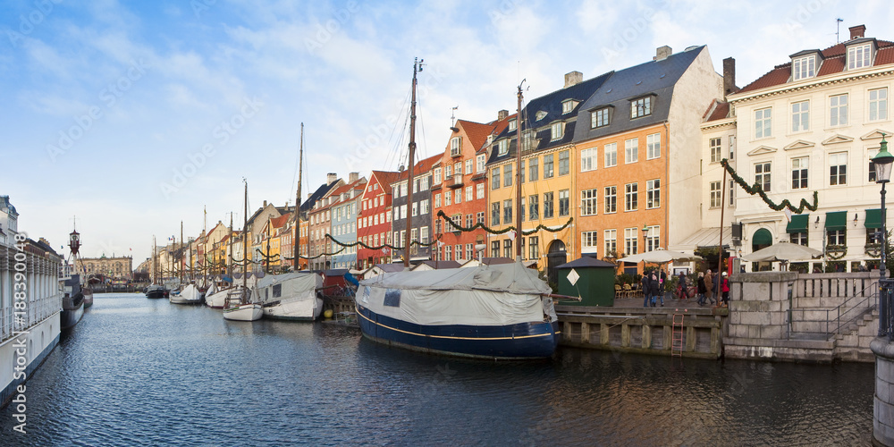 Fototapeta premium Panoramic view of the Nyhavn (new harbor) during the Christmas holidays with christmas ornament. (Europe - Denmark)