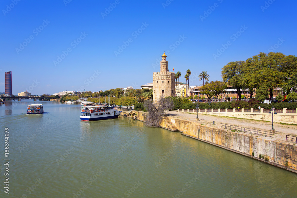 Obraz premium The famous Torre del Oro, the Moorish tower built to defend Sevill