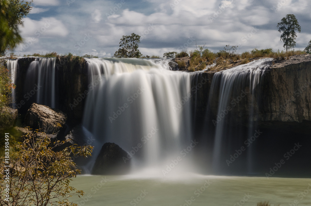 The largest and majestic waterfall in Vietnam is Dry Nur. The largest and majestic waterfall in Vietnam is Dry Nur.