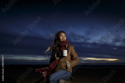 Mujer joven oriental cerca del mar photo