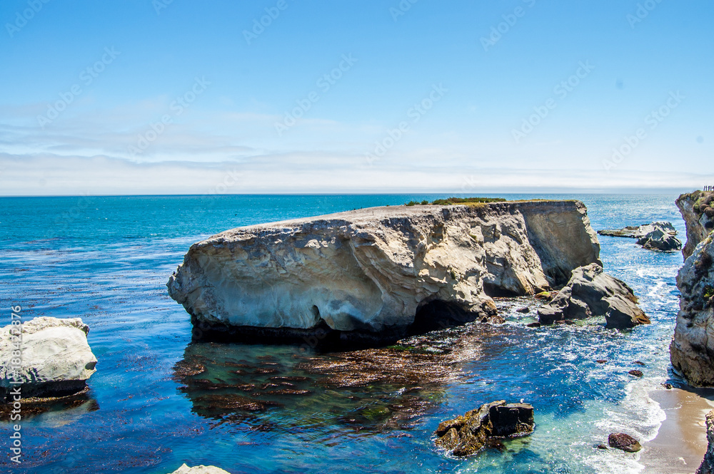 Fototapeta premium Ocean Rocky Island 