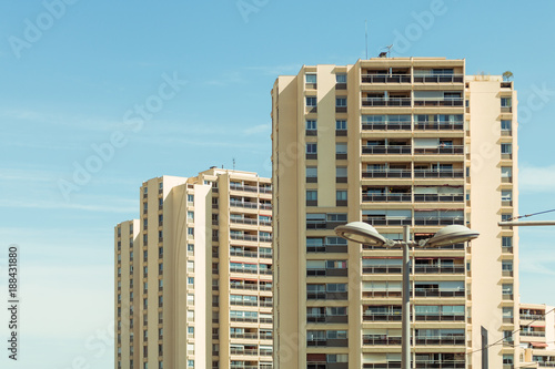 Immeuble à Montpellier avec un lampadaire