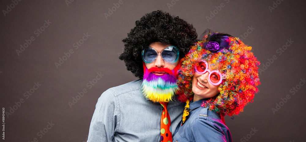 Fröhliches Pärchen feiert Fasching Fröhliches Pärchen feiert Fasching